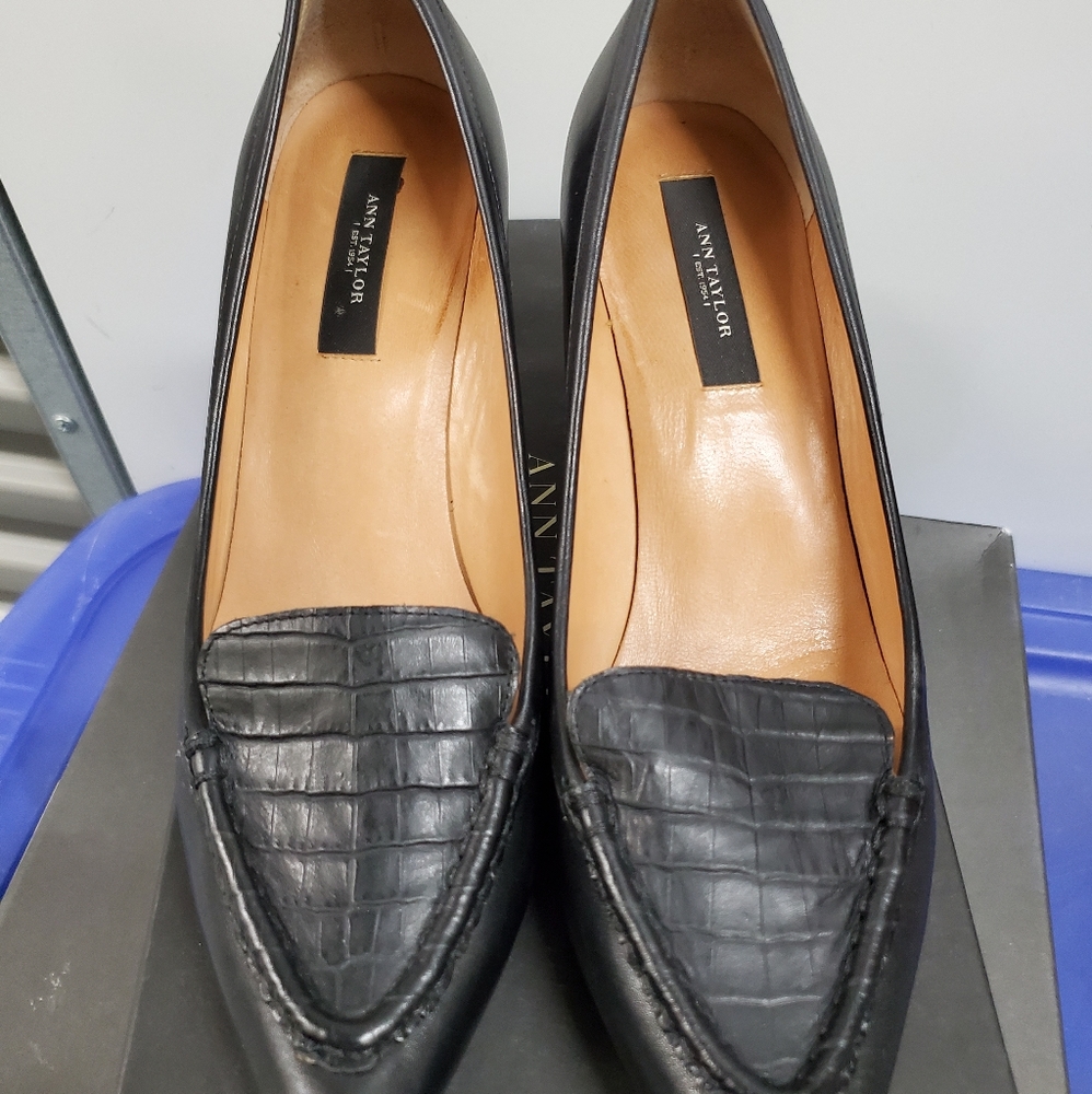 Ann Taylor black leather pumps